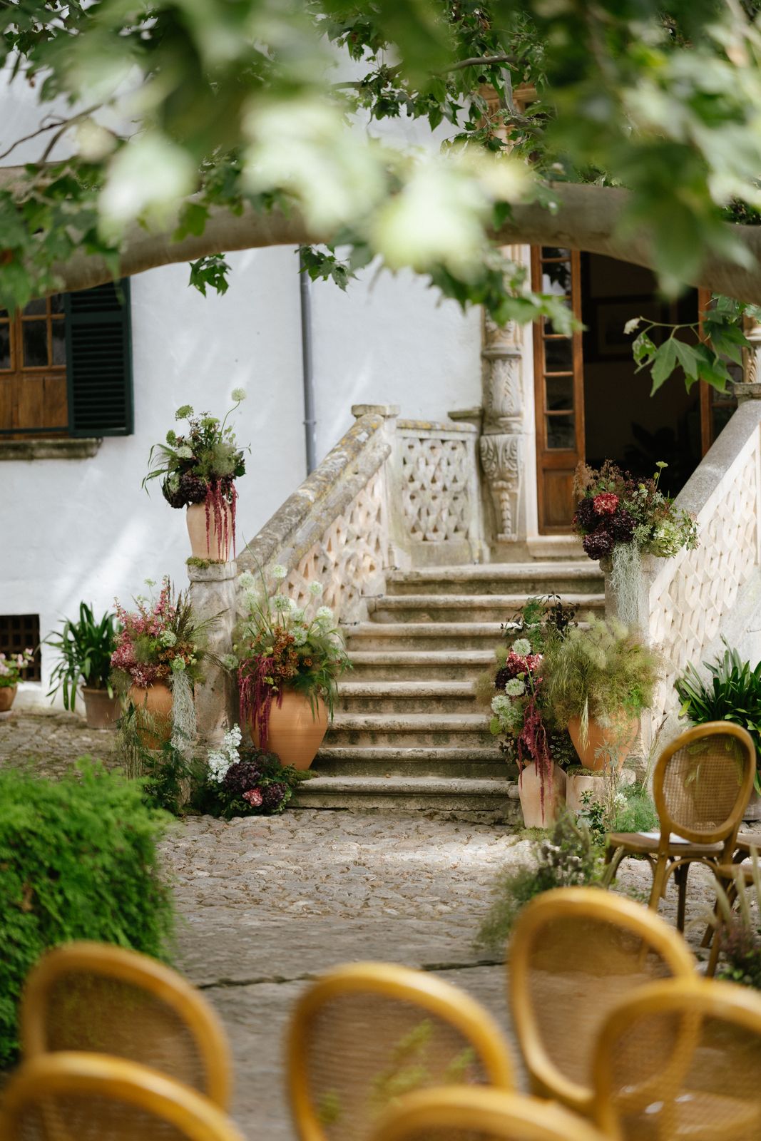 Wedding ceremony in the clastra at Jardines de Alfabia, Mallorca