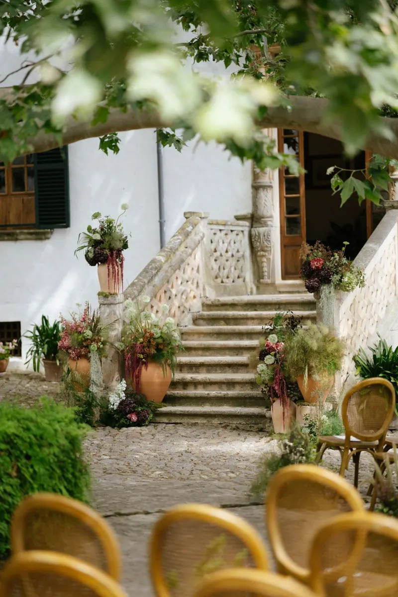 Wedding ceremony in the clastra at Jardines de Alfabia, Mallorca