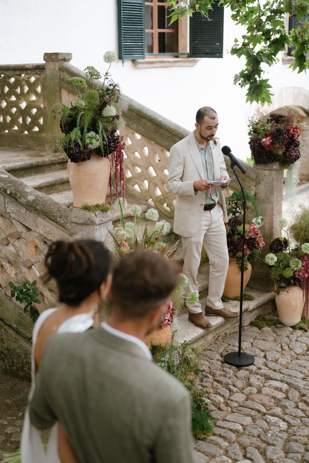 Wedding ceremony in the clastra at Jardines de Alfabia, Mallorca