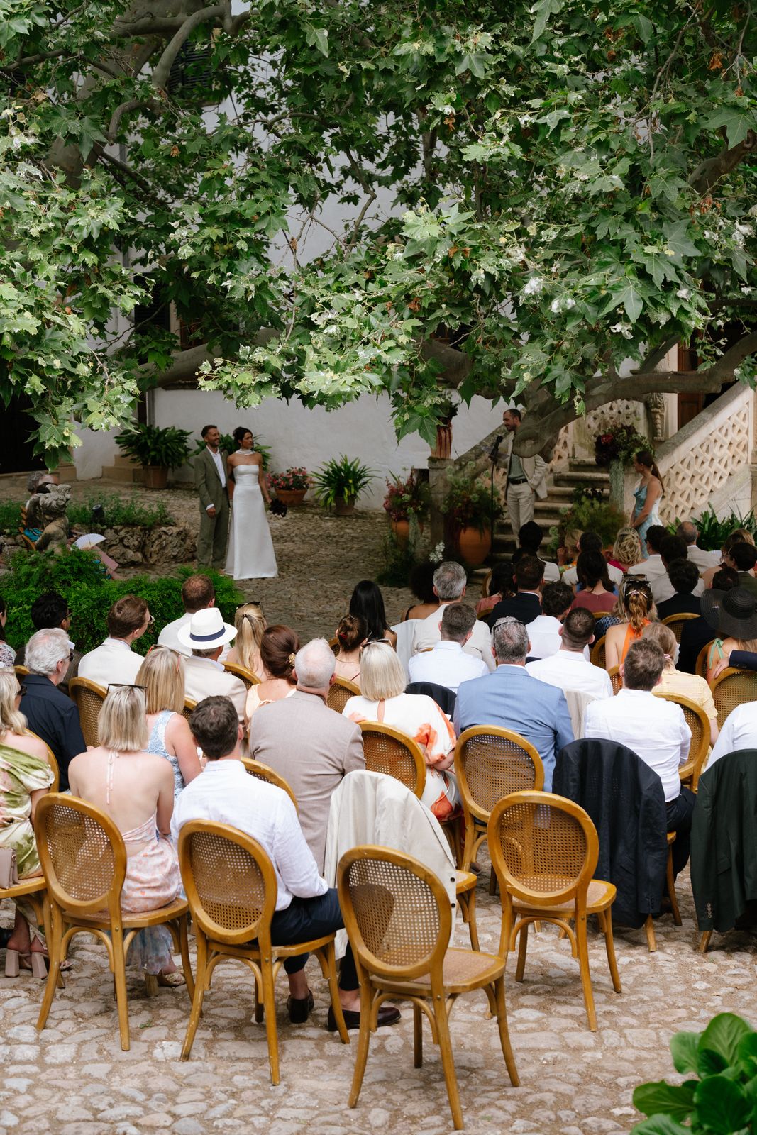 Wedding ceremony in the clastra at Jardines de Alfabia, Mallorca