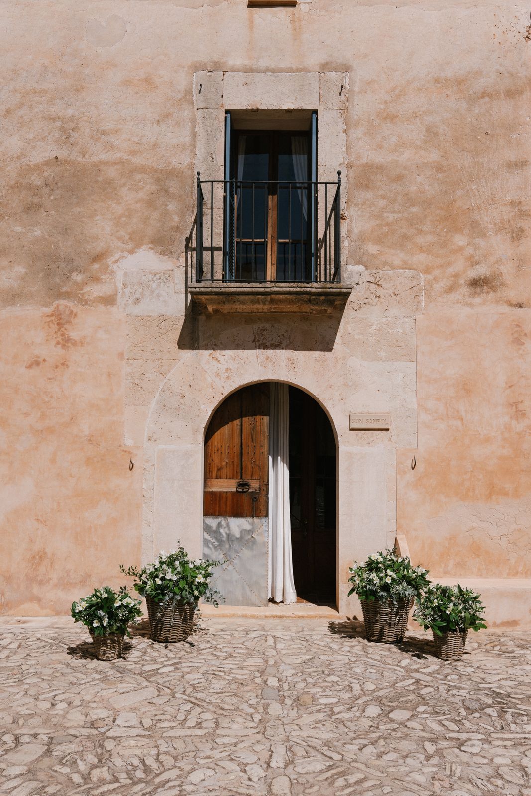 Wedding ceremony in front of the façade at Son Sampol, Llucmajor, Mallorca