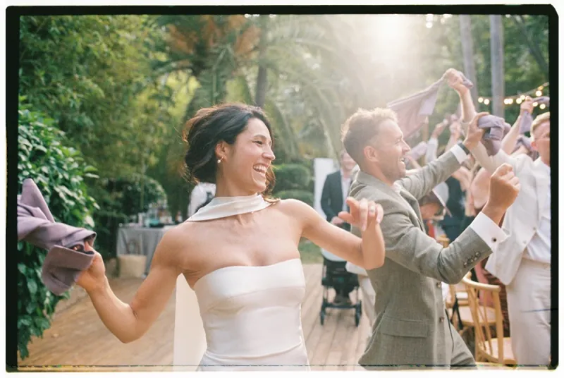 The couple coming through a corridor of clapping guests, backlit, Jardines de Alfabia, Mallorca