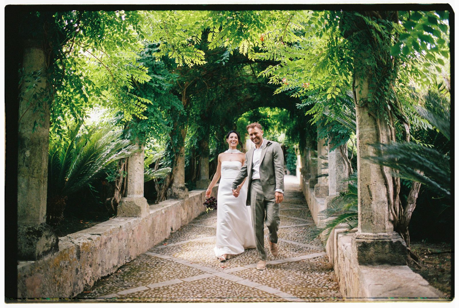 Documentary wedding photograph at Jardines de Alfabia, Mallorca