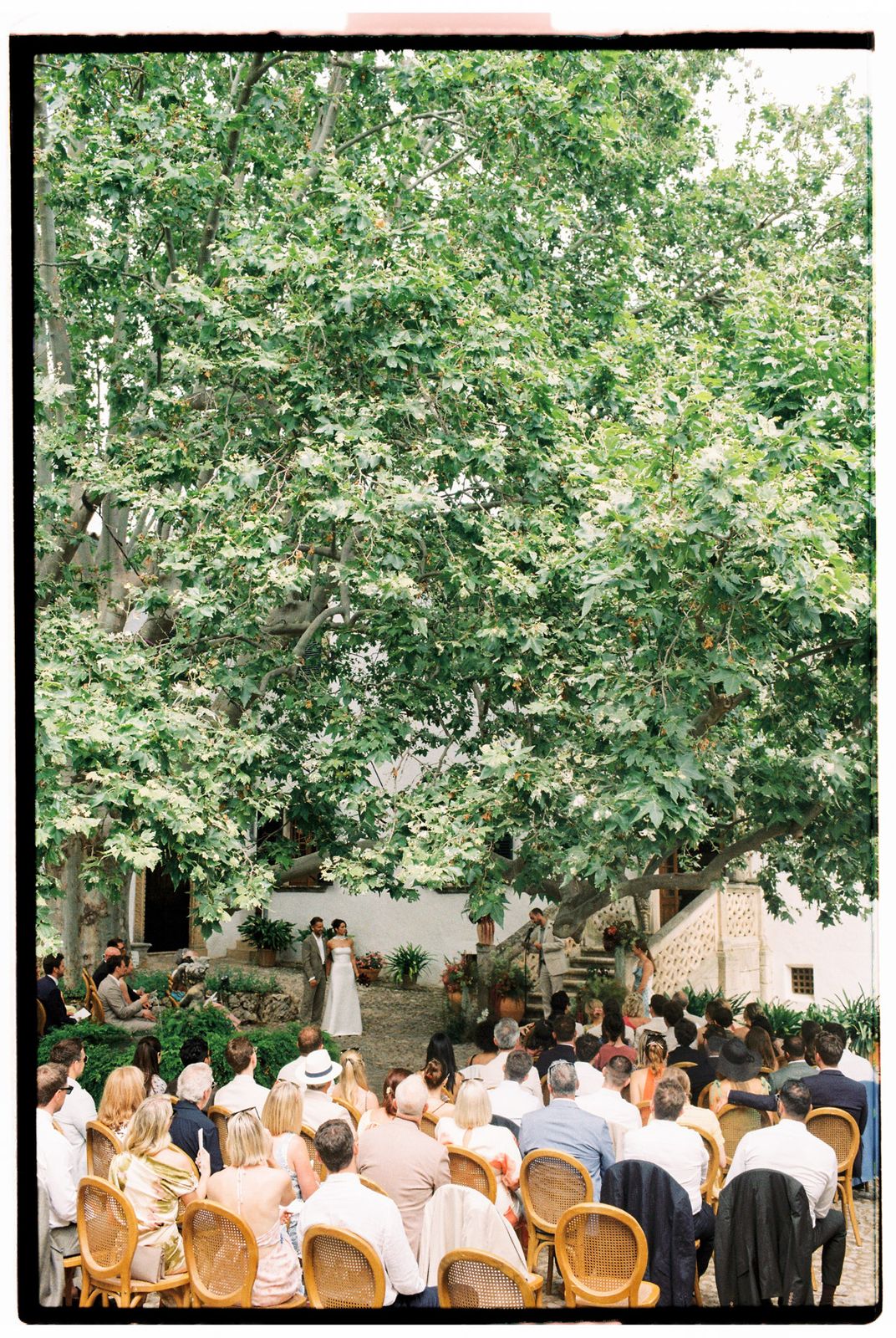 Documentary wedding photograph at Jardines de Alfabia, Mallorca