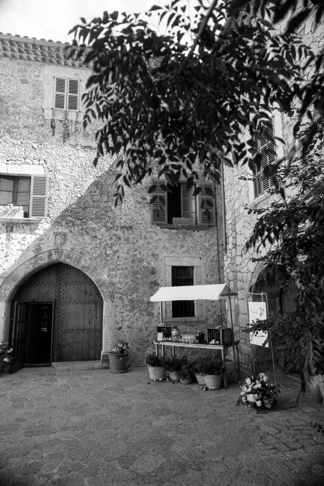 Family-led wedding ceremony at the Son Marroig rotunda, Deià, Mallorca