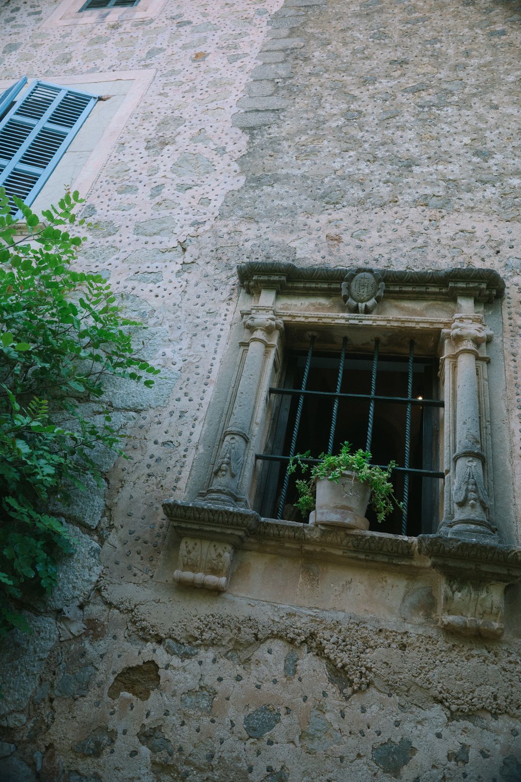 Family-led wedding ceremony at the Son Marroig rotunda, Deià, Mallorca