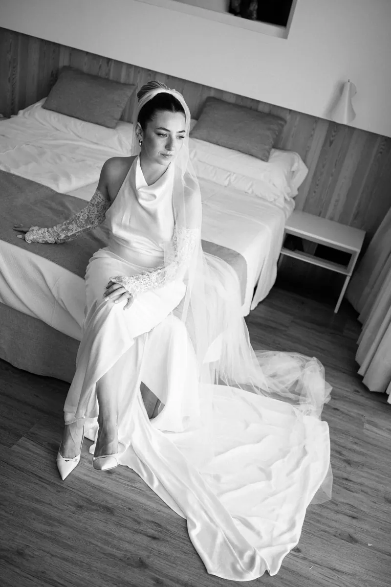 The bride sitting on the bed with her train across the floor, Lume & Co, Génova, Mallorca