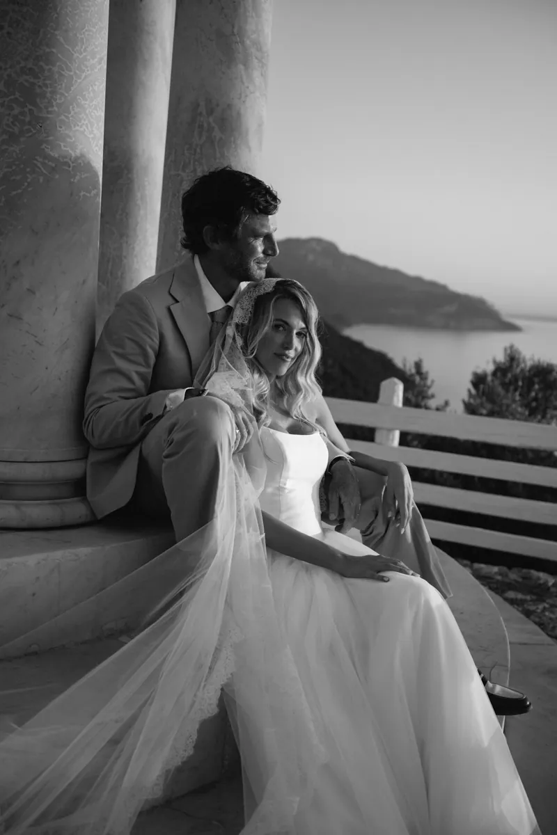 The couple sitting under the rotunda columns with the coast behind, Son Marroig, Deià, Mallorca